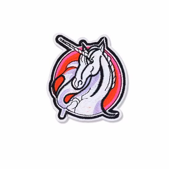 Hierro animal del unicornio de la historieta del diseño creativo popular en remiendos del bordado